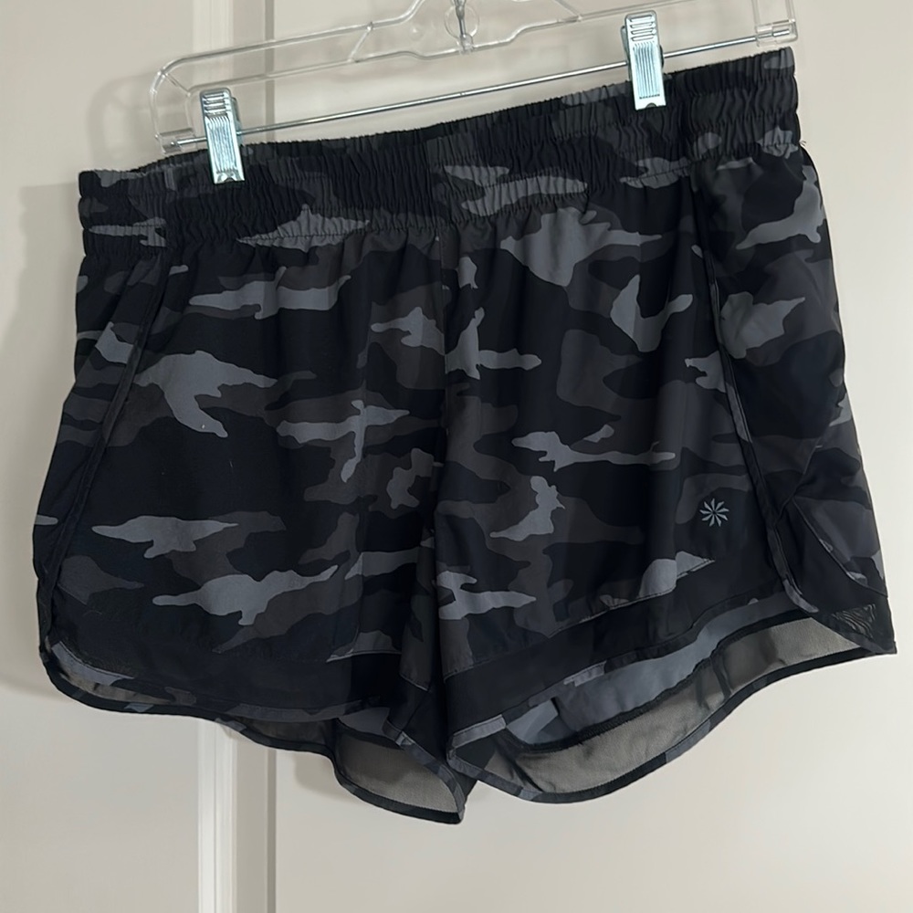 Athleta Black Camo Mesh a racer Run Shorts 4”